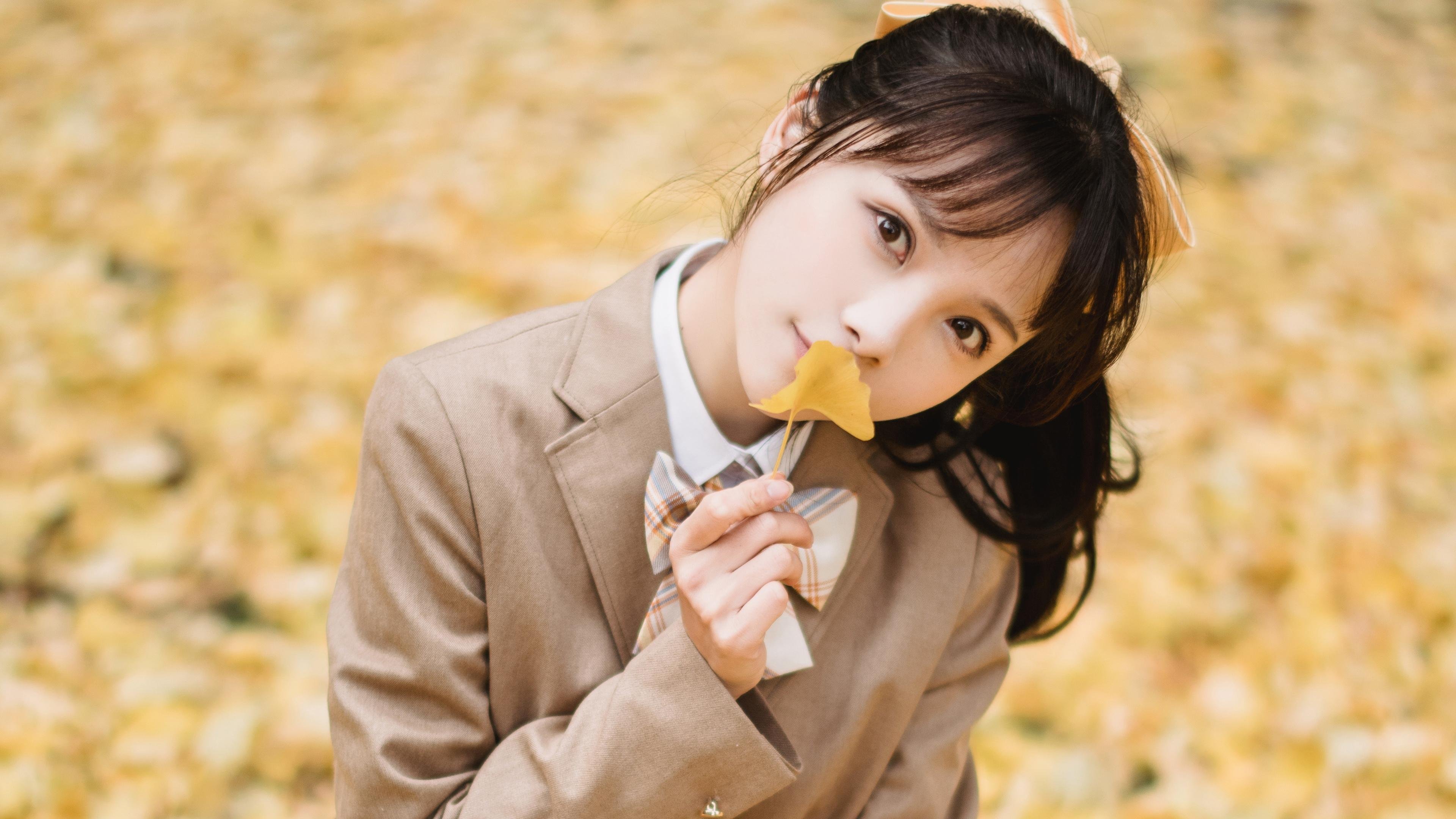 “高新体育中心：羽毛球选手们上演极限对决”